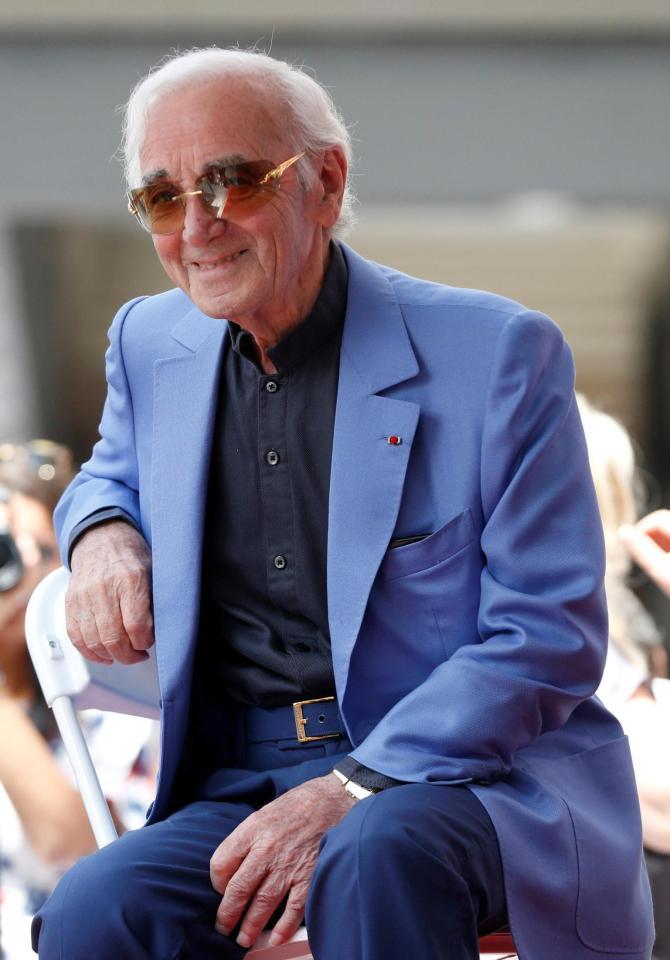 　米ロサンゼルス・ハリウッドの「ウオーク・オブ・フェーム（名声の歩道）」で星形プレート設置に合わせ訪れたシャルル・アズナブールさん＝２０１７年８月（ロイター＝共同）