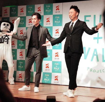 　歩行にダンスを組み入れた歩き方を披露したＵＳＡ（右）とＴＥＴＳＵＹＡ＝東京・ＫＤＤＩホール