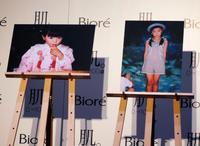 榮倉奈々の七五三の写真（左）と小学校低学年の写真が公開された