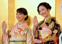 映画「日日是好日」舞台あいさつに登場した多部未華子（左）、黒木華＝明治記念館（撮影・堀内翔）