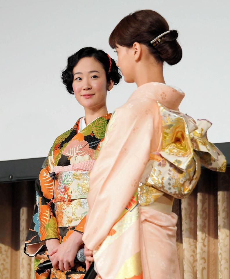 映画「日日是好日」舞台あいさつに登場した黒木華。手前右は多部未華子＝明治記念館（撮影・堀内翔）