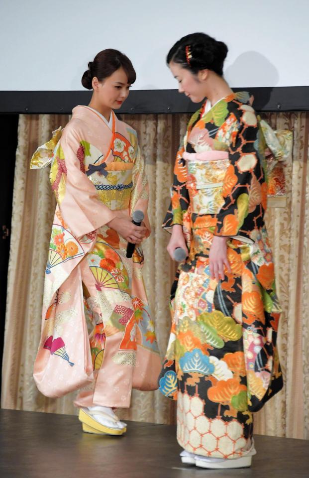 映画「日日是好日」舞台あいさつに登場した多部未華子（左）、黒木華＝明治記念館（撮影・堀内翔）