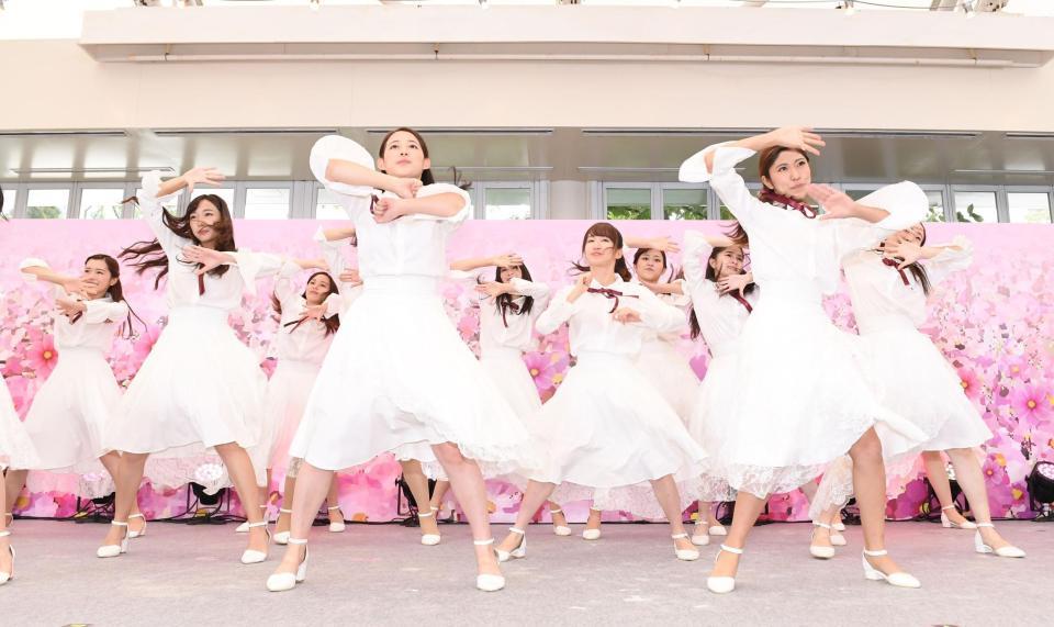 歌とダンスで魅了する現役女子大生アイドルグループのカレッジコスモス＝東京プリンスホテル　ガーデンアイランド（撮影・金田祐二）