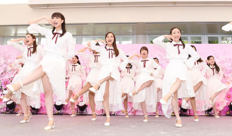 歌とダンスで魅了する現役女子大生アイドルグループのカレッジコスモス＝東京プリンスホテル　ガーデンアイランド（撮影・金田祐二）