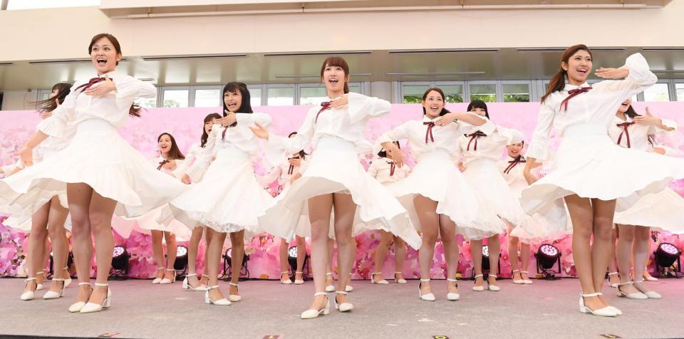 歌とダンスで魅了する現役女子大生アイドルグループのカレッジコスモス＝東京プリンスホテル　ガーデンアイランド（撮影・金田祐二）