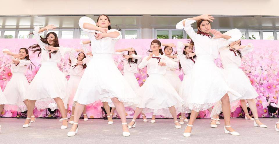 歌とダンスで魅了する現役女子大生アイドルグループのカレッジコスモス＝東京プリンスホテル　ガーデンアイランド（撮影・金田祐二）