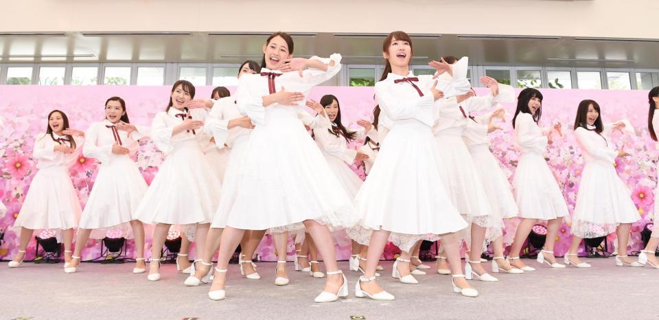 歌とダンスで魅了する現役女子大生アイドルグループのカレッジコスモス＝東京プリンスホテル　ガーデンアイランド（撮影・金田祐二）