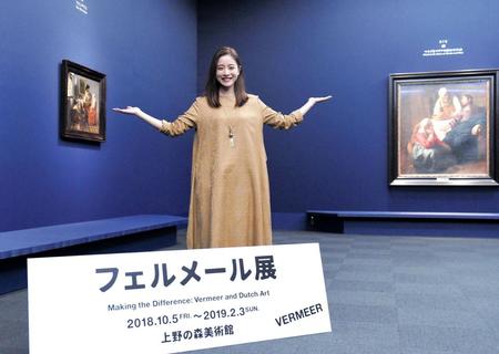 フェルメールの作品が展示されているフェルメール・ルームでポーズをとる石原さとみ＝東京・上野の森美術館（撮影・開出牧）