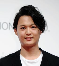 花田優一氏、父・貴乃花親方の膝の上で甘える幼少写真をアップ「かっこよくて…」