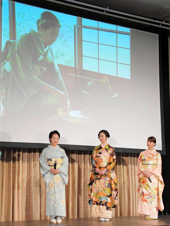 　樹木希林さんの場面写真の前で映画「日日是好日」について語る黒木華（中央）と多部未華子（右）＝明治記念館