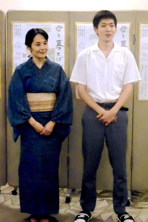 　「母と暮せば」に出演する富田靖子（左）と松下洸平＝東京・紀伊國屋ホール