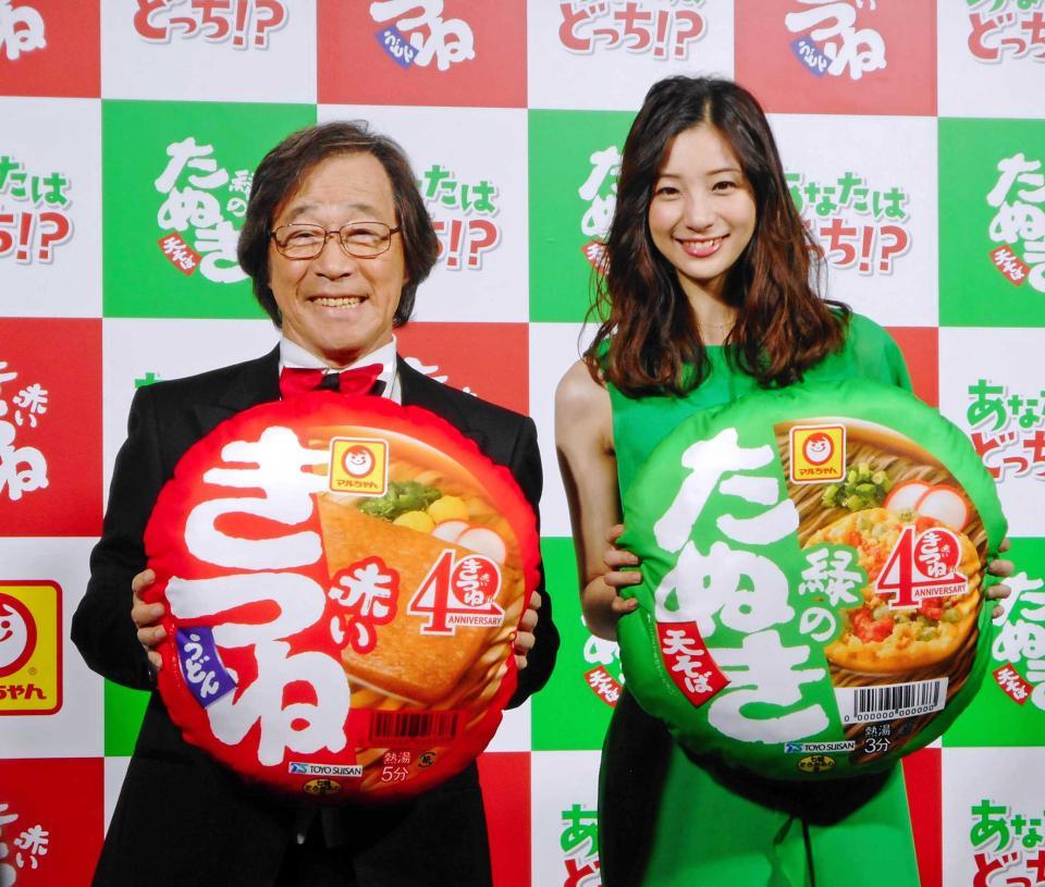 　「赤いきつね」４０周年記念キャンペーンイベントに登場した武田鉄矢（左）と足立梨花＝東京・渋谷モディ