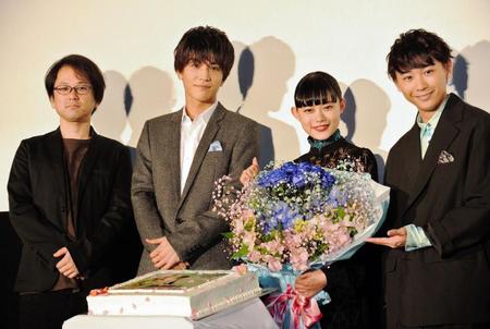 杉咲花（左から３人目）の誕生日を祝った柴山健次監督、岩田剛典、須賀健太（同１、２、４人目）＝東京・有楽町