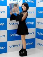 トレーディングカード発売記念イベントを行った天木じゅん＝東京・秋葉原