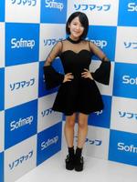 トレーディングカード発売記念イベントを行った天木じゅん＝東京・秋葉原