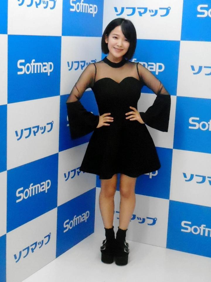 トレーディングカード発売記念イベントを行った天木じゅん＝東京・秋葉原