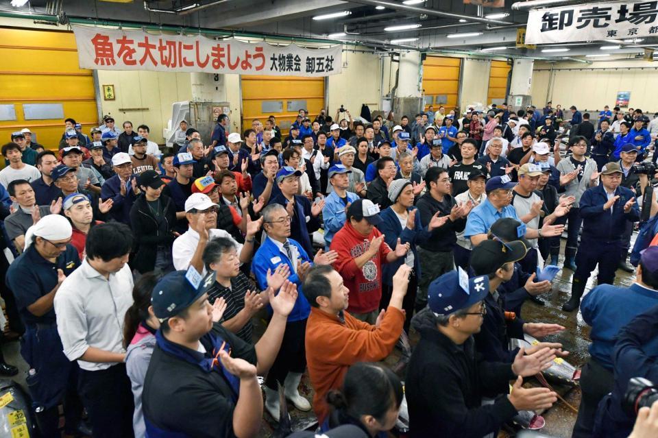 　東京・築地市場の最終営業日を迎え、生マグロの競り場で一本締めをする仲卸業者ら