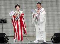 うちわに書いてある歌詞を見ながら歌う細川たかし（右）と、杜このみ＝東京・代々木公園