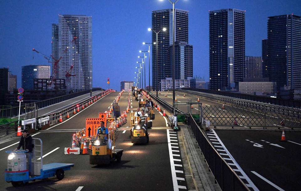 　築地市場から豊洲市場へ移動する「ターレ」の車列＝７日午前５時１６分、東京都江東区