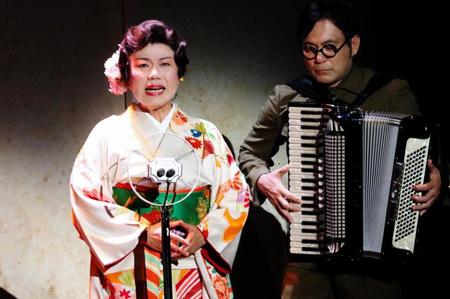 復帰の舞台で熱演する藤山直美（左）と共演の渡辺いっけい＝東京・日比谷のシアタークリエ