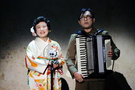 復帰の舞台で熱演する藤山直美（左）と共演の渡辺いっけい＝東京・日比谷のシアタークリエ