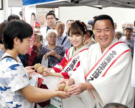 　地元・北海道のじゃがいもを配る細川たかし（右）と杜このみ＝東京・代々木公園