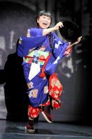 復帰の舞台で熱演する藤山直美＝東京・日比谷のシアタークリエ