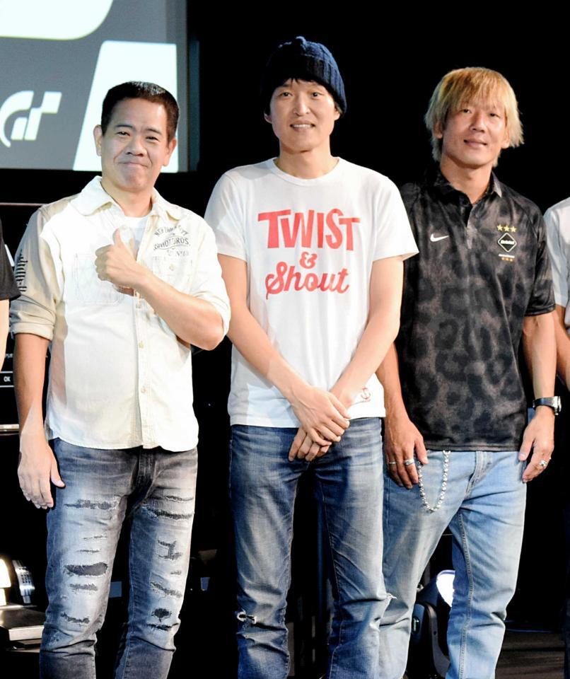 　イベントに出演した（左から）ＦＵＪＩＷＡＲＡ・原西孝幸、千原ジュニア、大黒将志選手＝都内