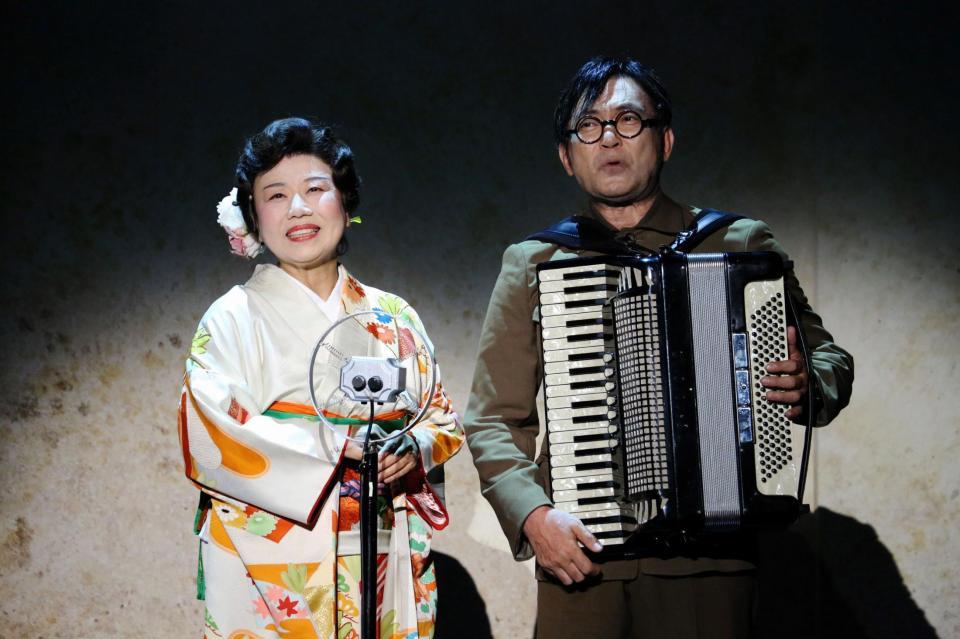 復帰の舞台で熱演する藤山直美（左）と共演の渡辺いっけい＝東京・日比谷のシアタークリエ