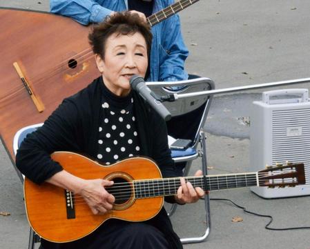 　北海道厚真町の避難所前で歌を披露する加藤登紀子
