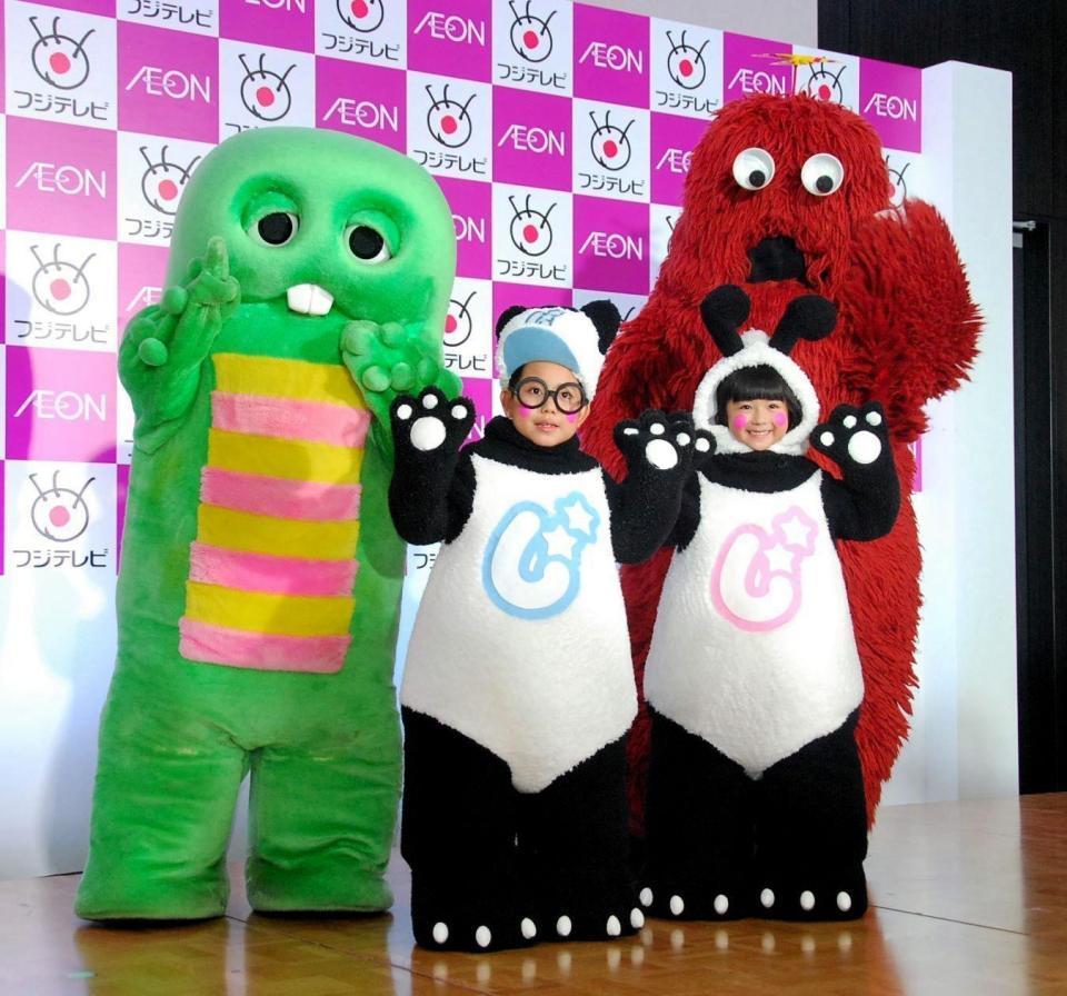 会見に登場した（左から）ガチャピン、じゃじゃじゃ役の大野流功（おおの・りく）、じゃ～ン役の竹野谷咲（たけの・さき）、ムック＝ベルサール東京日本橋