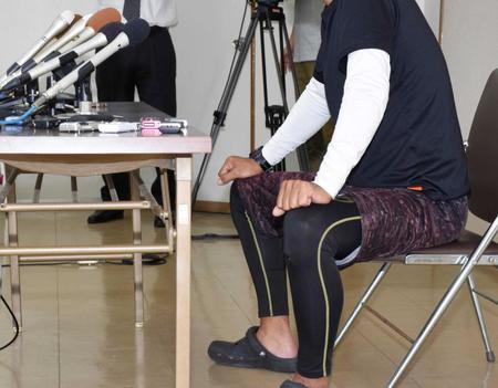 　報道陣の取材に応じる樋田淳也容疑者と自転車で同行した男性＝１０日午前、山口市