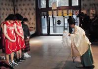 映画のヒット祈願に訪れた（左から）佐野勇斗、志尊淳、早見あかり＝東京・亀戸香取神社