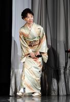 舞台あいさつに登場する三田佳子＝よしもと祇園花月（撮影・山口登）