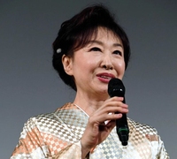 　舞台あいさつをする三田佳子＝よしもと祇園花月（撮影・山口登）