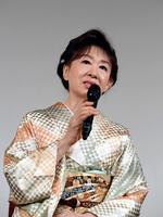 舞台あいさつする三田佳子＝よしもと祇園花月（撮影・山口登）