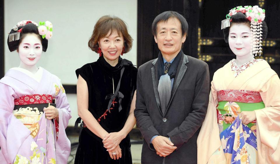 　笑顔を見せる浅田美代子（中央左）と奥山和由プロデューサー（同右）＝西本願寺