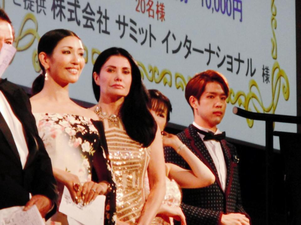 デヴィ夫人主催の慈善晩餐会に登場したカイヤ（左から３人目）＝ホテル雅叙園東京
