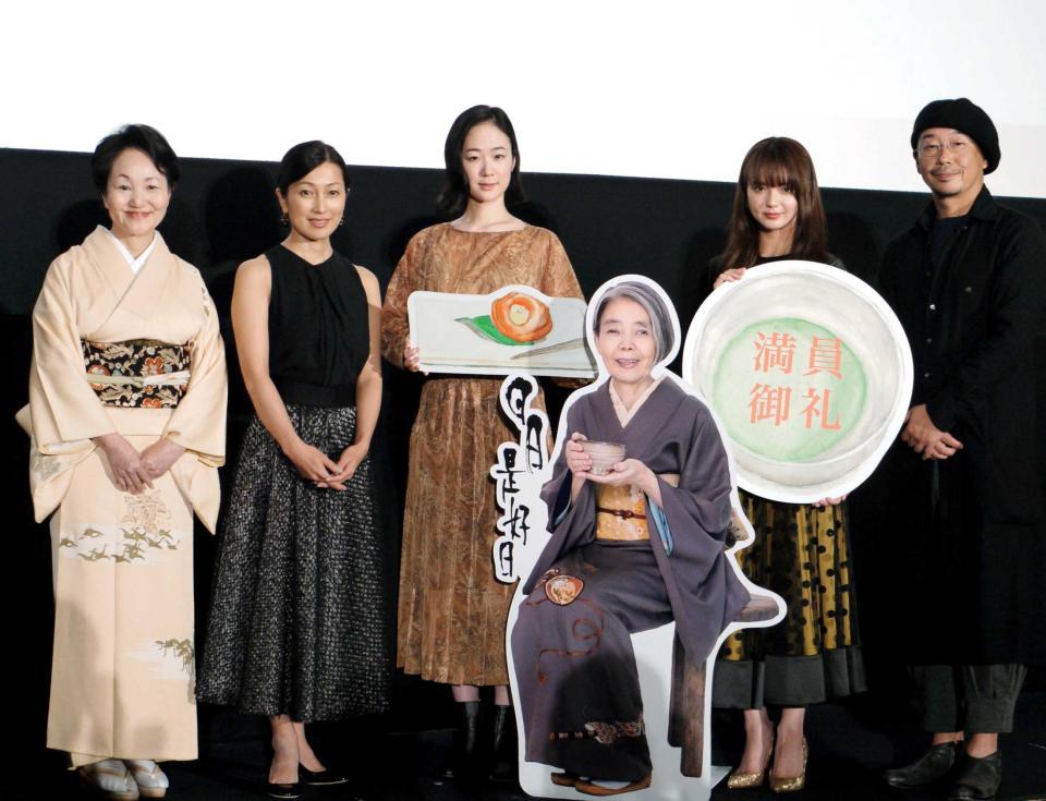 　樹木希林さんのパネルと並ぶ（左から）原作者の森下典子氏、鶴田真由、黒木華、多部未華子、大森立嗣監督＝東京・新宿ピカデリー