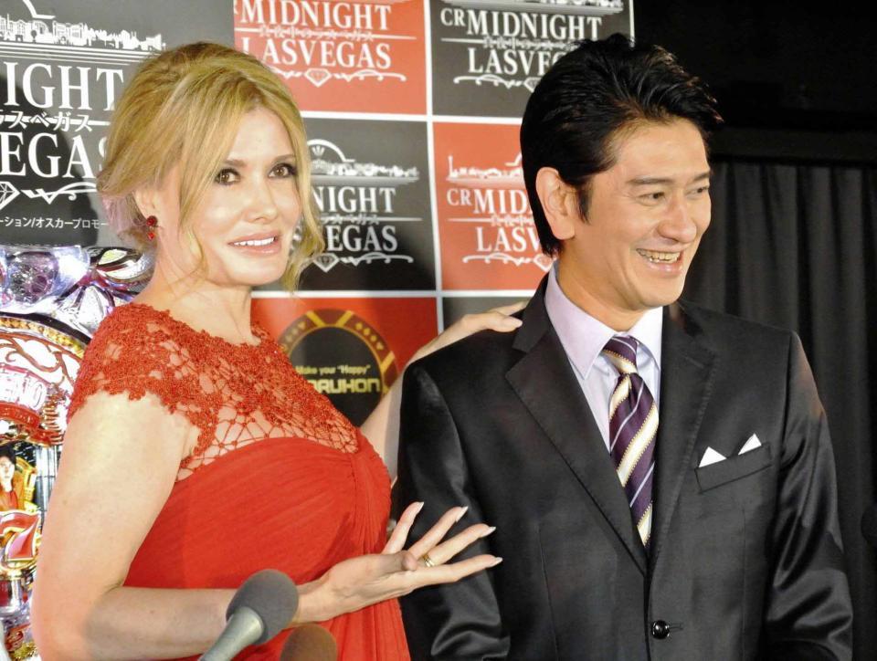 川崎麻世（右）・カイヤ夫妻