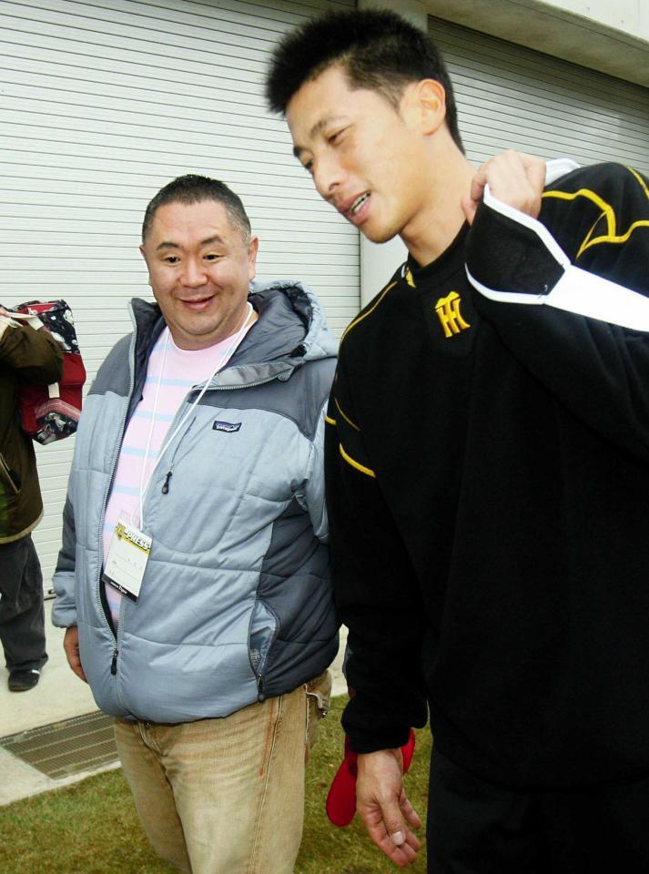 　練習を終えた矢野に突撃取材をする松村邦洋（左）＝２００８年２月３日、宜野座