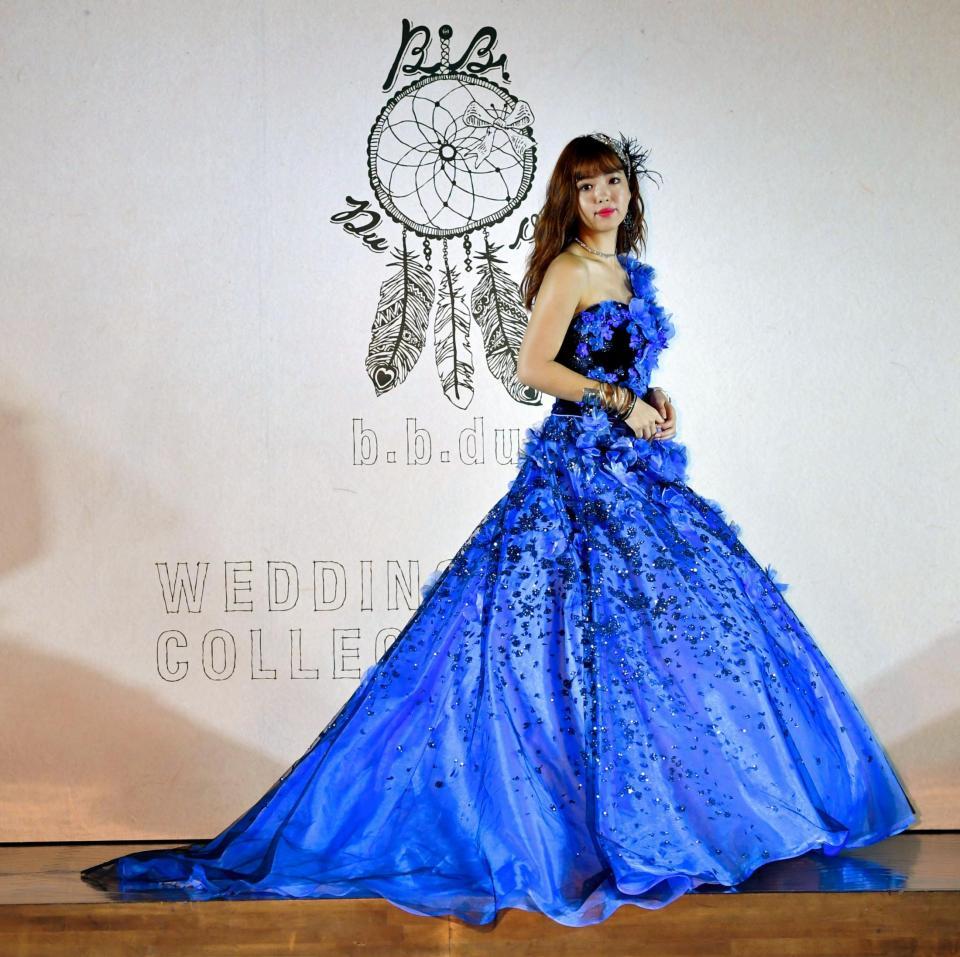 ブルーのドレス姿で登場する藤田ニコル＝東京・代官山　鳳鳴館（撮影・西岡正）