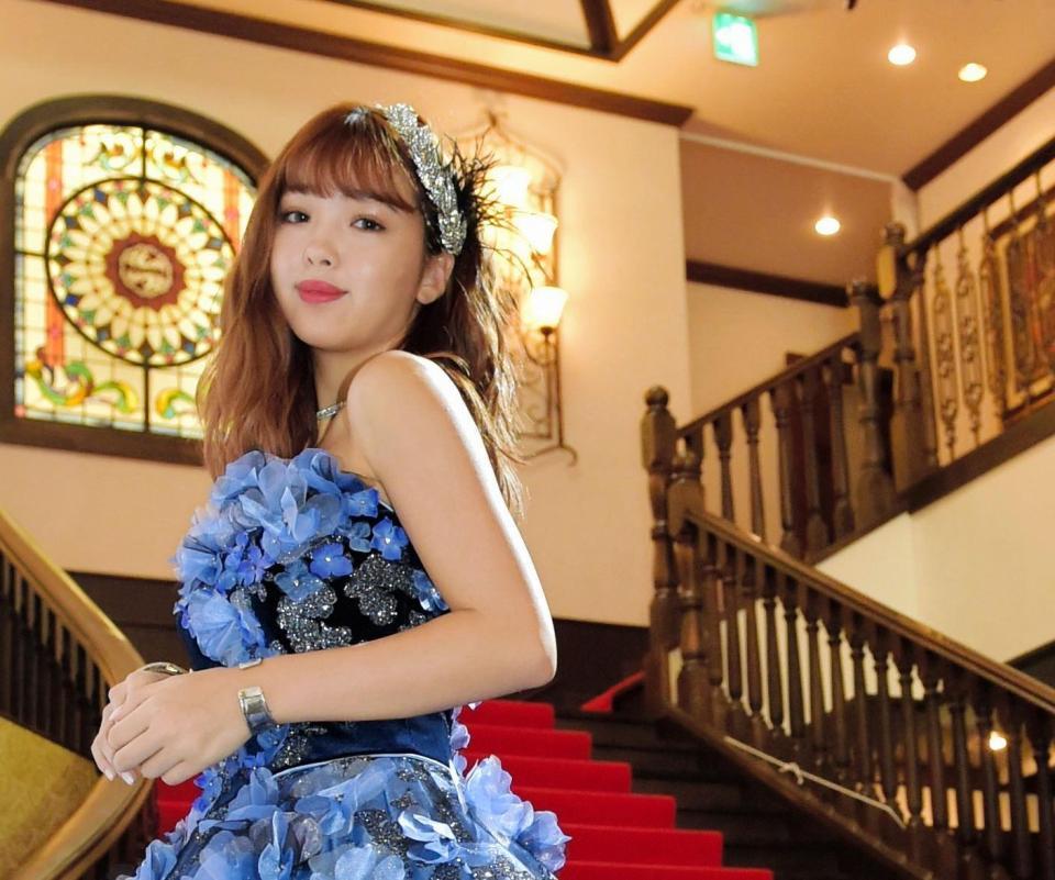 ブルーのドレス姿でポーズをとる藤田ニコル＝東京・代官山　鳳鳴館（撮影・西岡正）