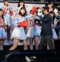 具志堅用高氏（右）を相手にミット打ち体験を行う＝ＬＯＶＥの大場花菜＝東京・タワーレコード渋谷店（撮影・開出牧）