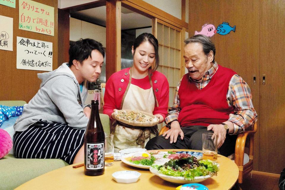 　（右から）スーさん（西田敏行）を料理でおもてなしするみち子さん（広瀬アリス）とハマちゃん（濱田岳）