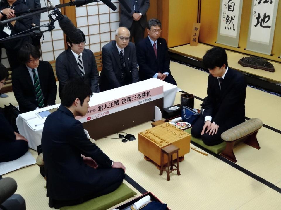 対局を行う藤井聡太七段（右）と出口若武三段＝関西将棋会館