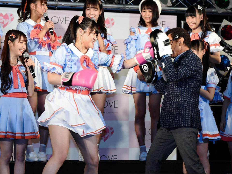 具志堅用高氏（右）を相手にミット打ち体験を行う＝ＬＯＶＥの松瞳＝東京・タワーレコード渋谷店（撮影・開出牧）