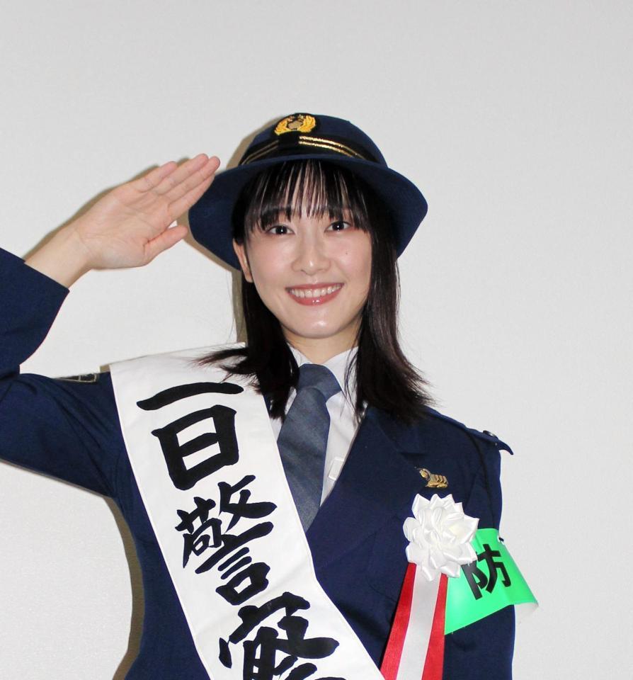 １日警察署長を務めた松井玲奈＝大阪府池田市