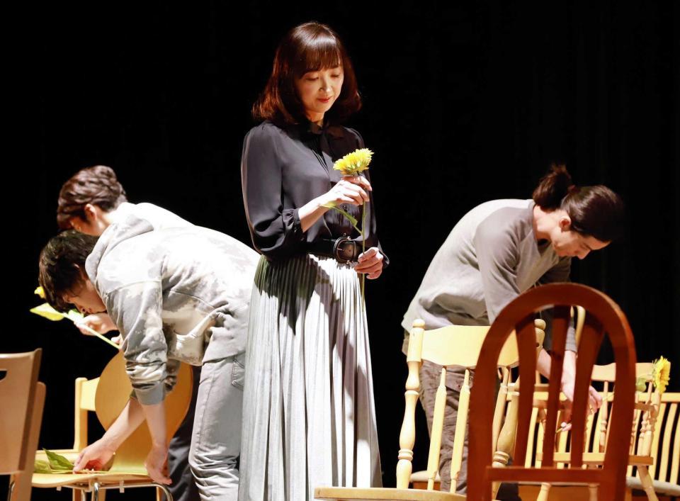 　本番を前に舞台稽古をする紫吹淳（中央）＝神戸新聞松方ホール