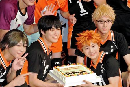 ケーキで祝福される須賀健太（左から２人目）